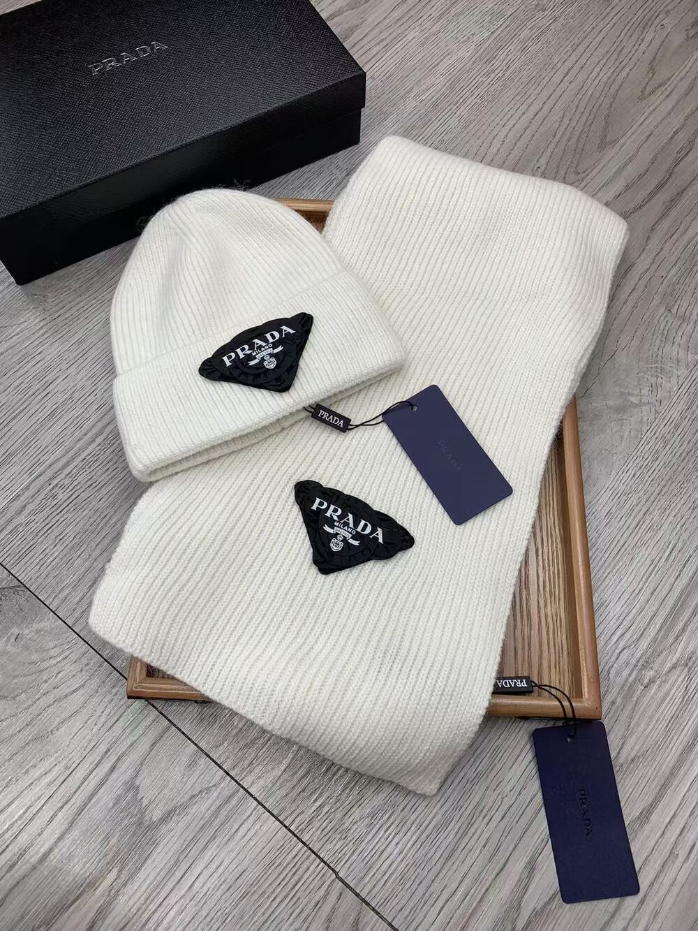 💕 Prada Women's Winter Hat & Scarf Set